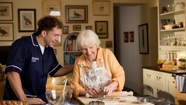 Care Expert supporting customer with baking