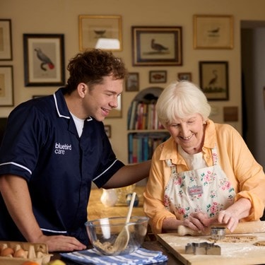 Care Expert supporting customer with baking